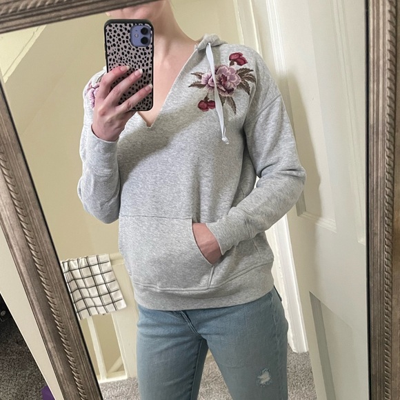 Bundle 3/$15 - AE Roses Hoodie - Picture 1 of 6